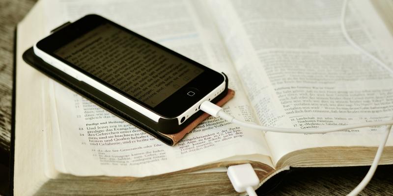 Biblia i smartfon